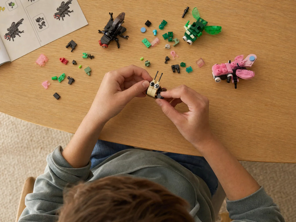Gyerek ZERIO Tiny Bugs építőkockából épít rovarfigurát
